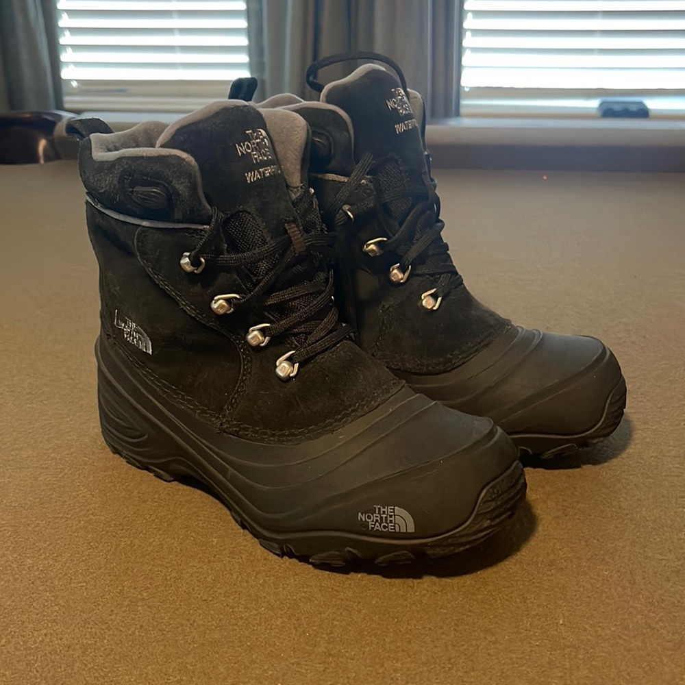 Snow boots size 5 Black